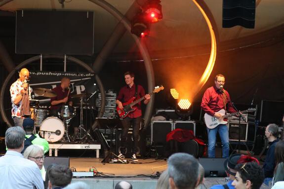 PUSH UP & FRIENDS - SAX & BRASS & FUNK ’N’ SOUL