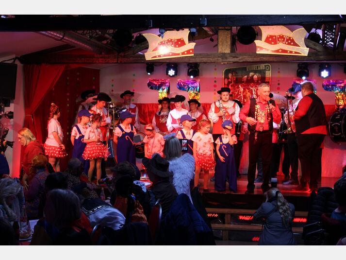 Große Karnevalsstimmung: Lebenshilfe Bochum feiert in der Ruhrlandbühne